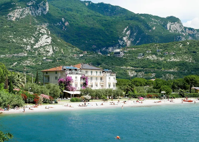 Hotel Baia Azzurra - Lake Front